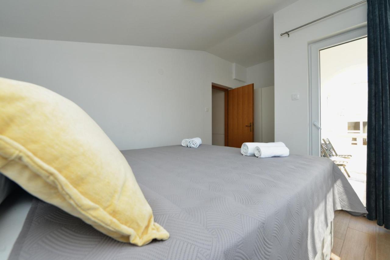 Apartmani Laura Vir Exterior foto