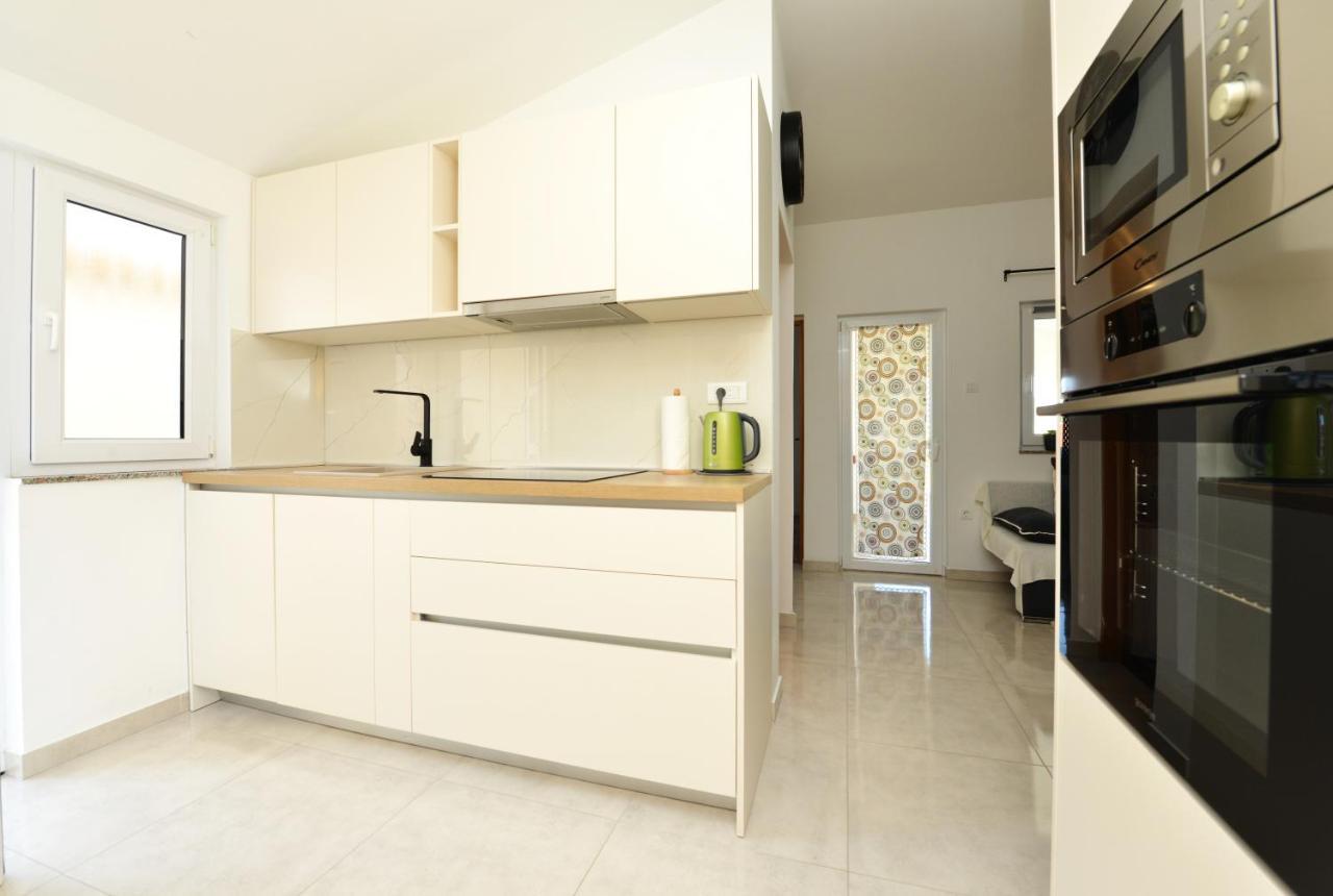 Apartmani Laura Vir Exterior foto